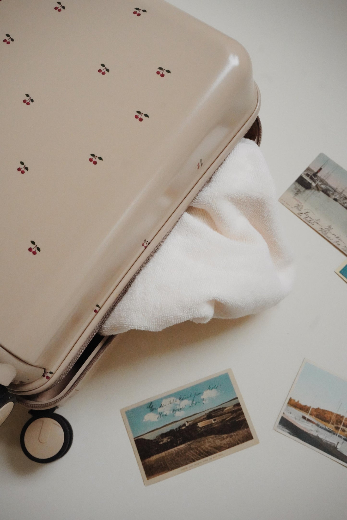TRAVEL SUITCASE - Cherry
